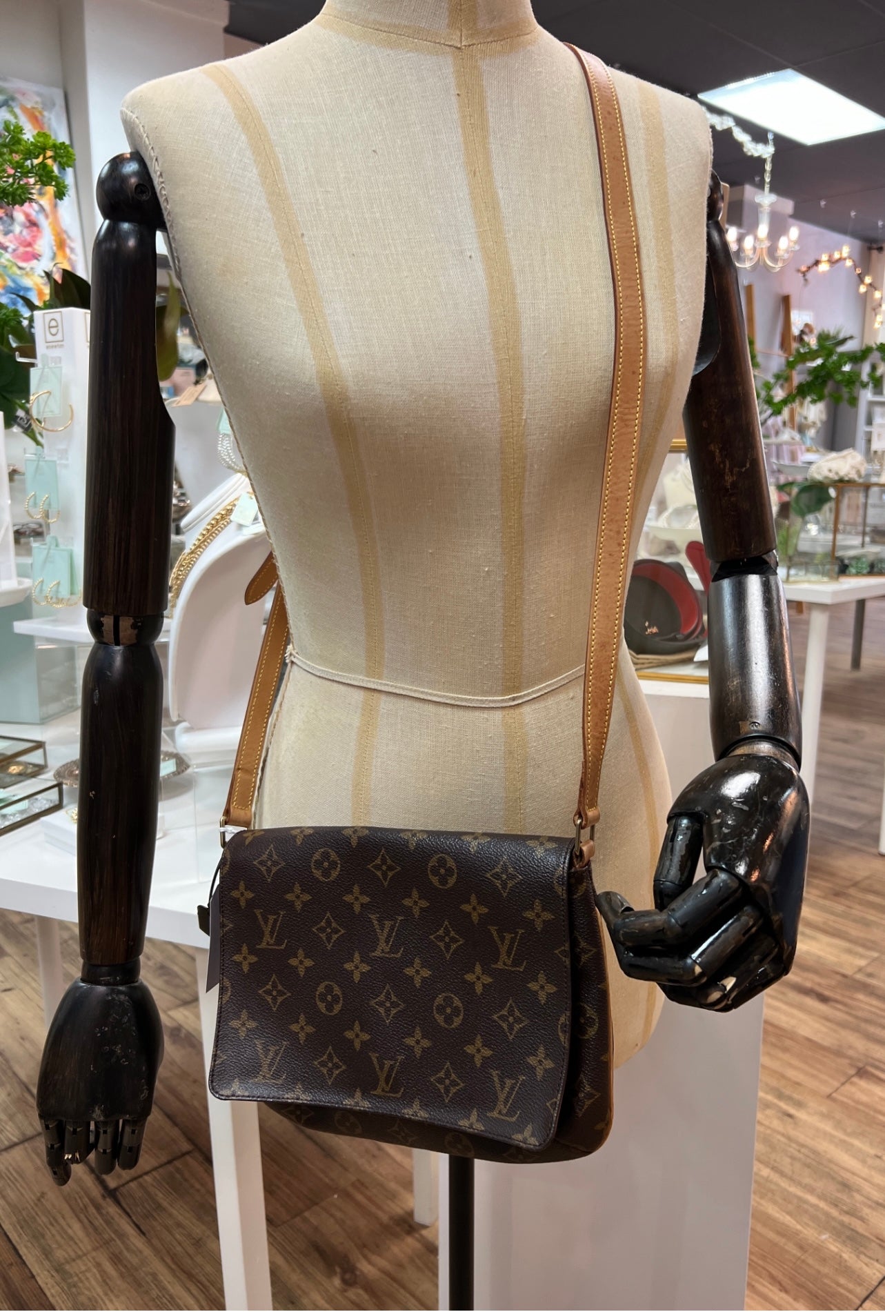 Louis Vuitton Damier Ebene Musette Tango Crossbody Bag ○ Labellov ○ Buy and  Sell Authentic Luxury