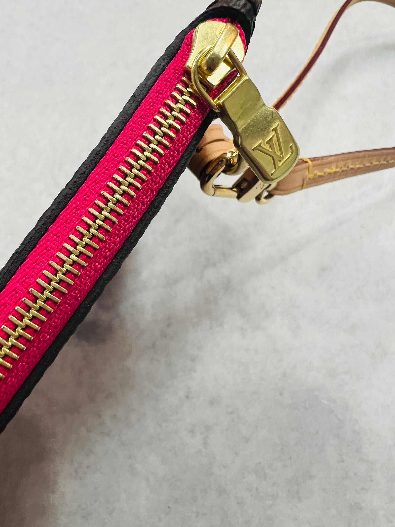 vuitton neverfull pochette strap